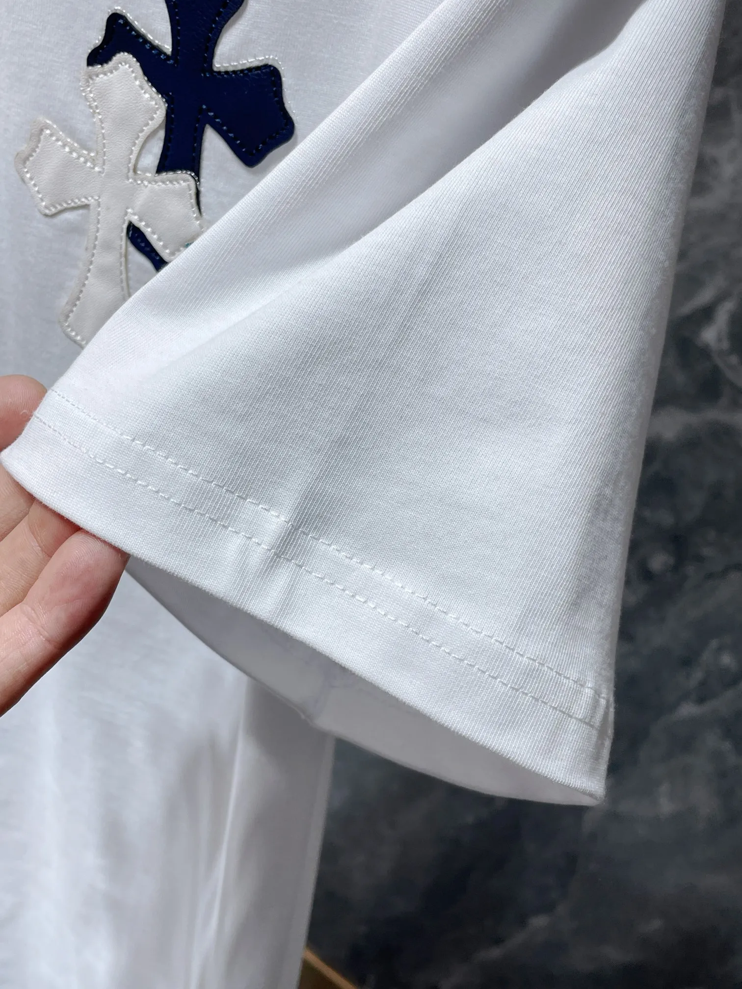 P164 New Chrome Hearts 25ss for summer. High gram weight, environmentally friendly and high-quality top-grade fabric. 260g~270g Chrome Hearts Heavy Industry color leather cross contrasting short sleeves. Counter synchronization. 1:1 replica version. Recommended color: white black. Size: S, M, L, XL.